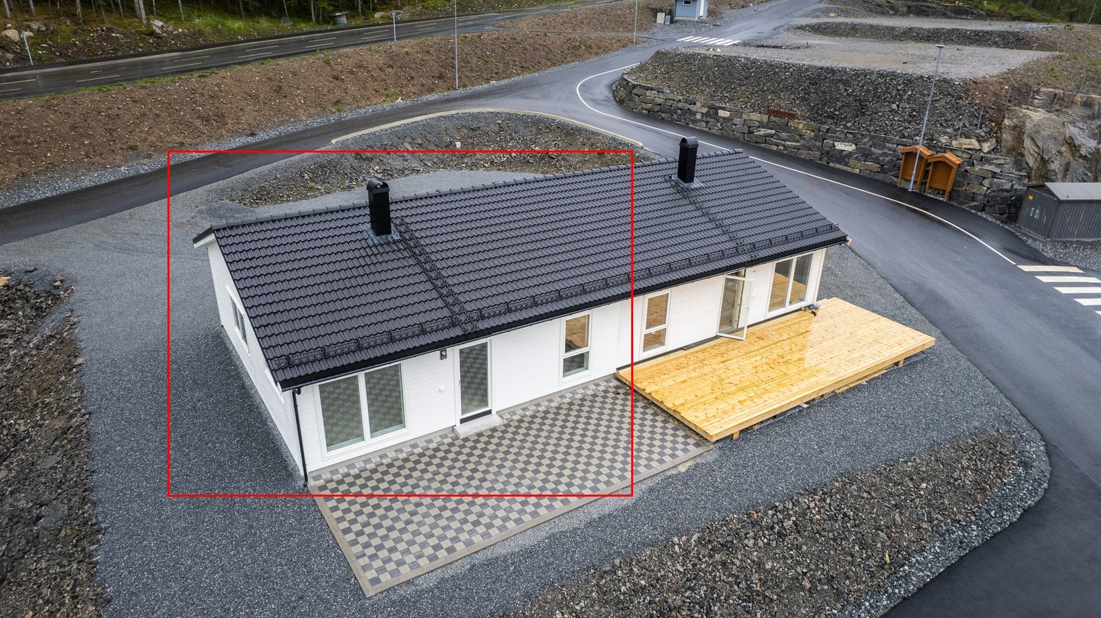 Tomten er pent opparbeidet med steinbelagt platting og biloppstillingsplasser Galleribilde