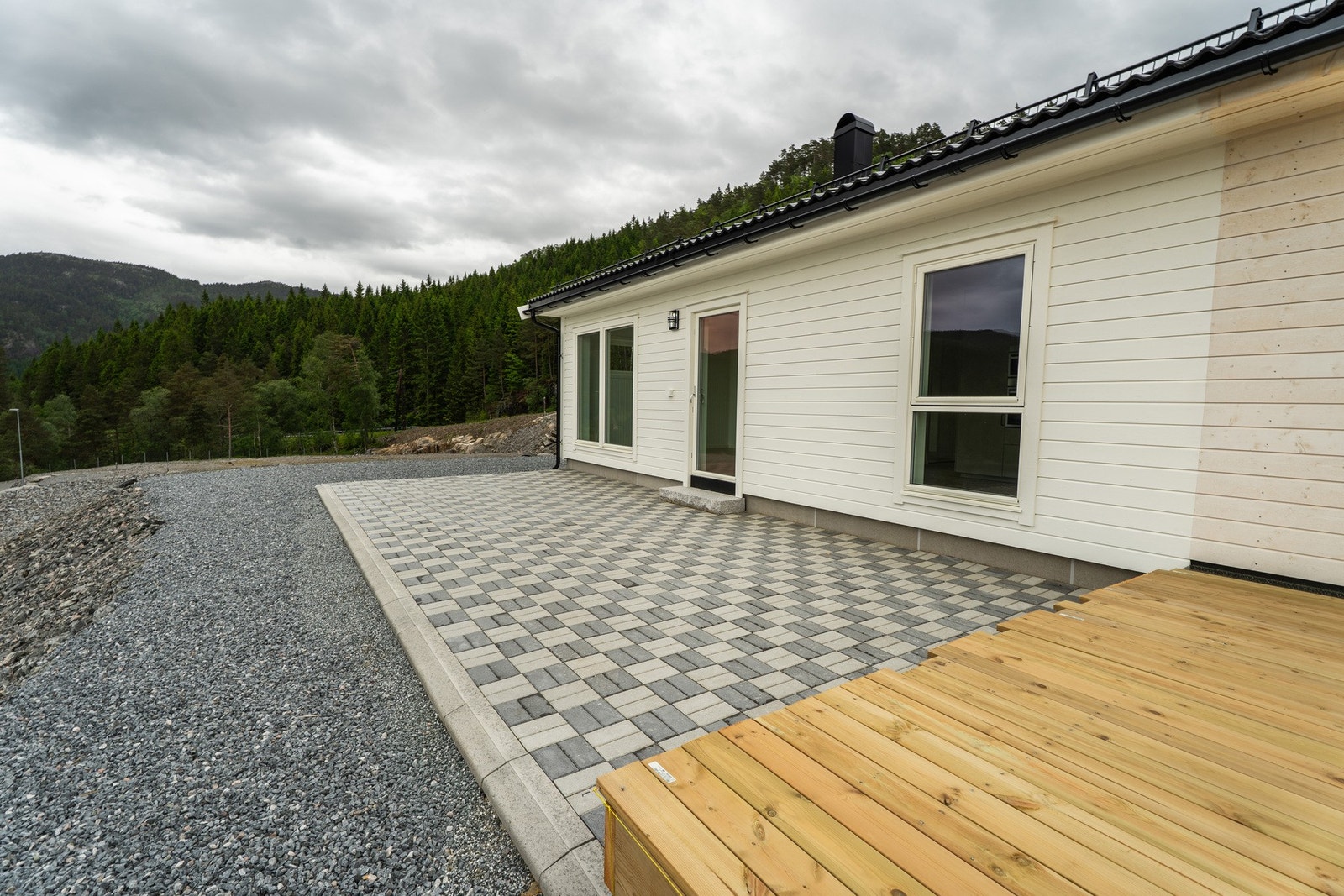 Terrassen gir god plass til både spisegruppe og sittegrupper Galleribilde