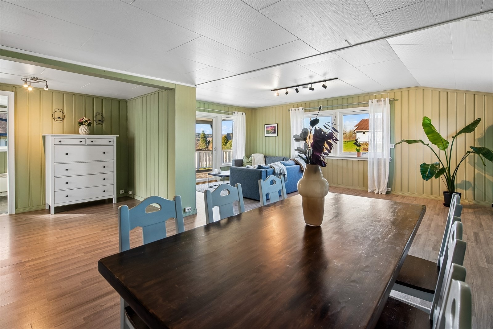 Stuen har god plass til både spisebord og en romslig sofagruppe. Galleribilde