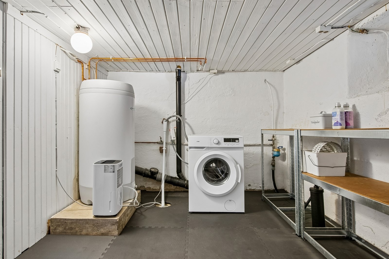 Praktisk vaskerom i kjelleren med varmtvannsbereder fra 2014. Galleribilde