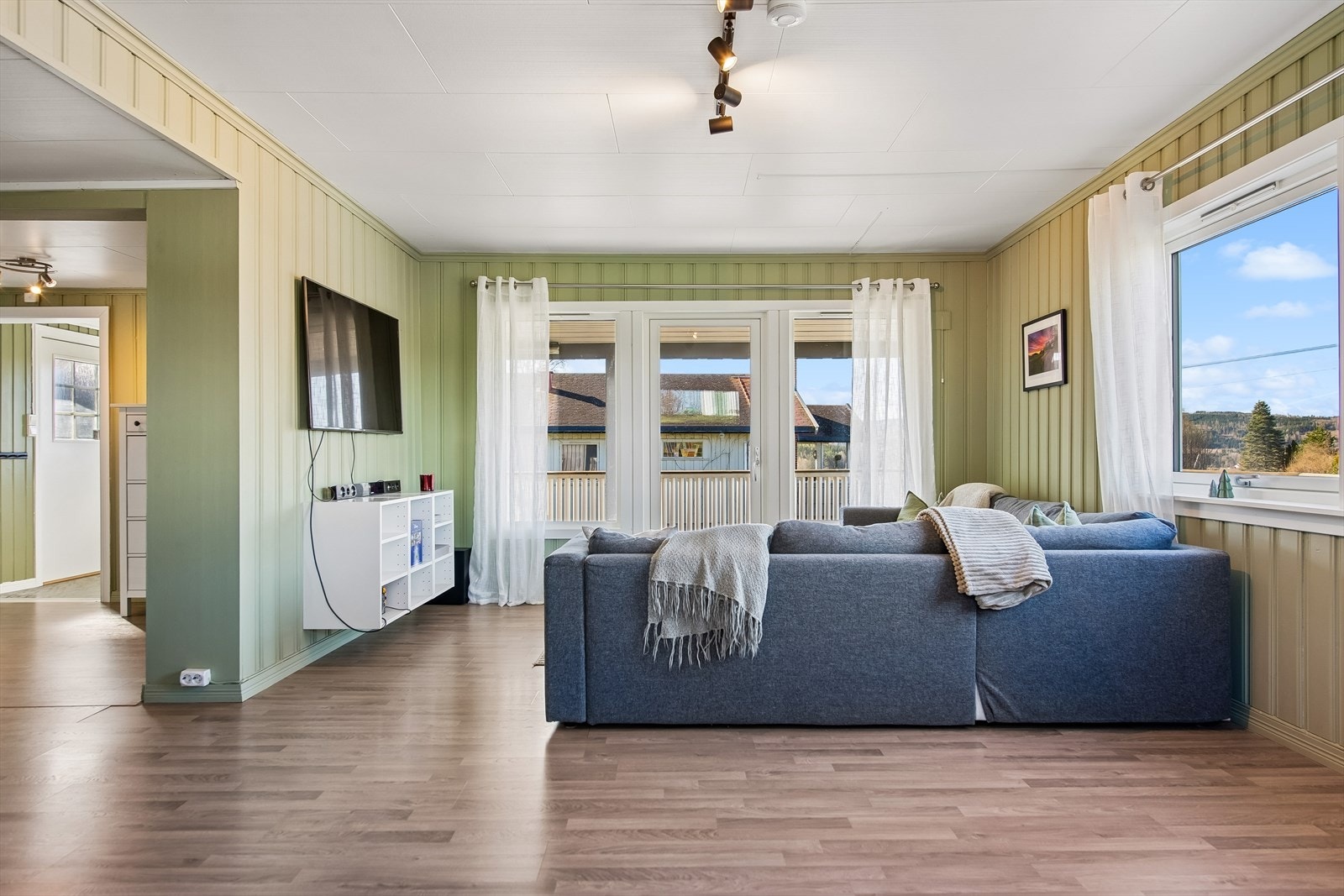 Fra stuen er det direkte utgang til den store, sørvestvendte terrassen. Galleribilde