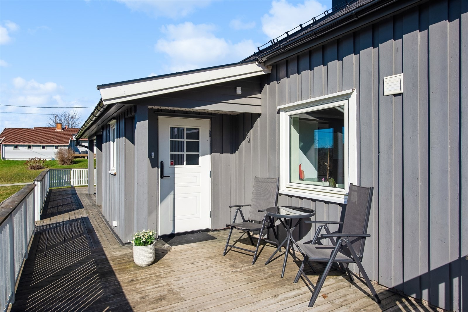 Ytterdøren fra 2014 gir adkomst til boligen via terrassen. Galleribilde