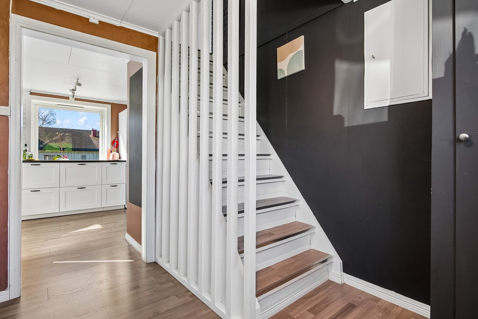 Tretrappen binder sammen første etasje med loftet. Galleribilde