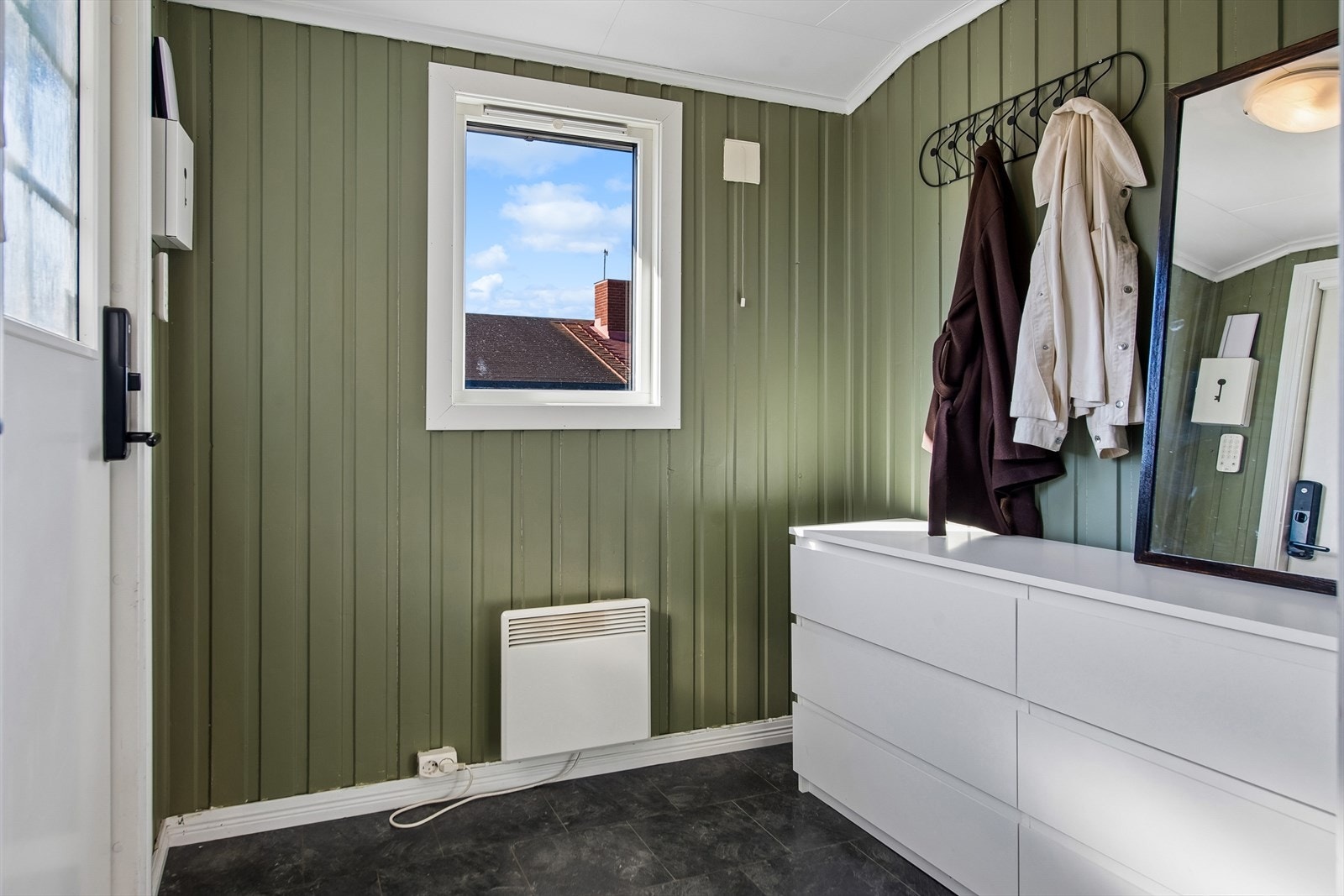 Entré med panel på veggene og plass til oppbevaring av yttertøy. Galleribilde