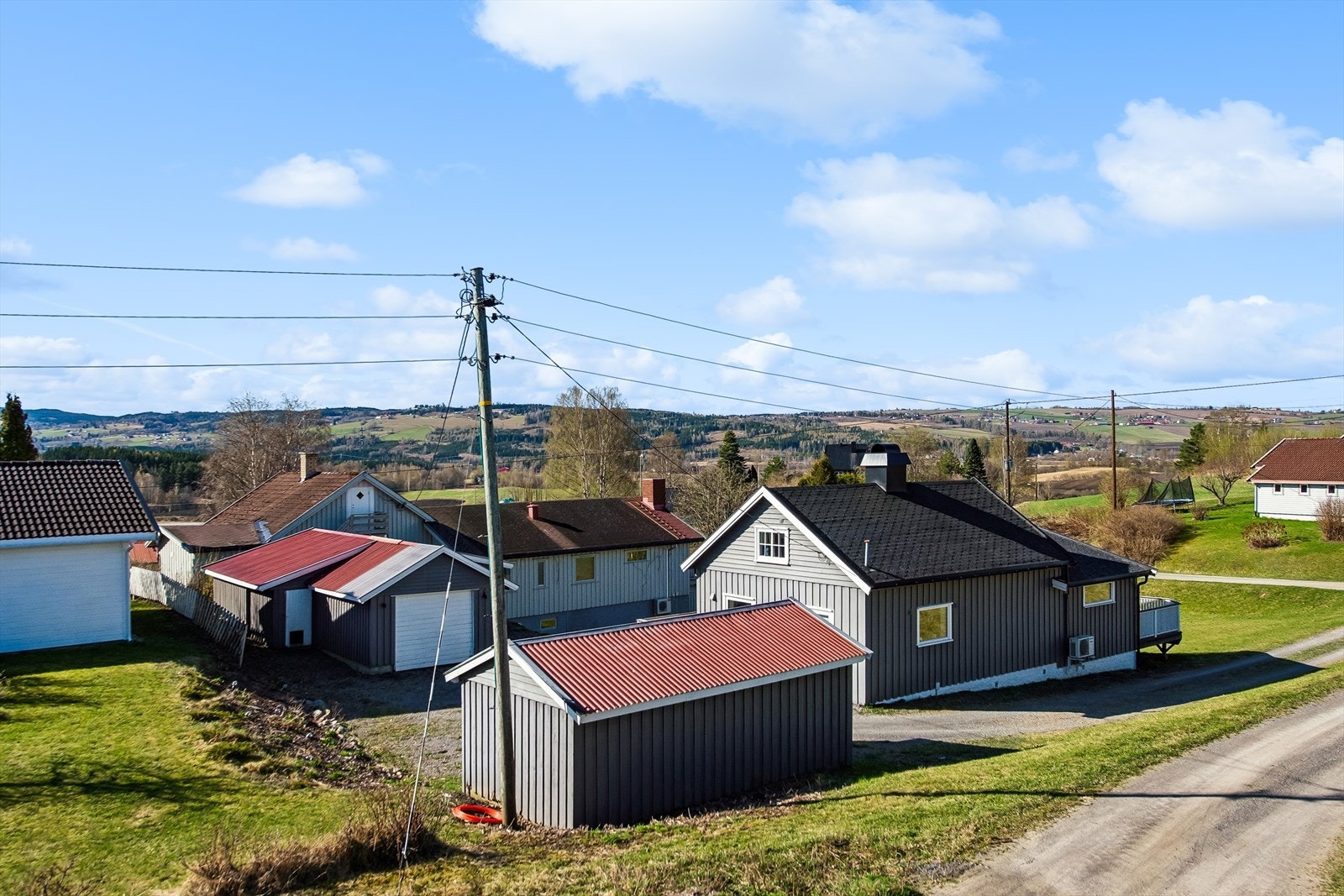 Kort vei til servicetilbud i Lena og Skreia, samt turstier langs Lenaelva. Galleribilde