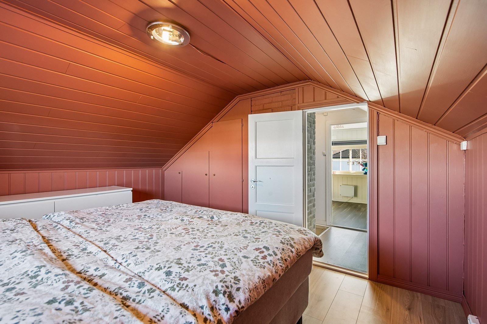 Ett av to innredede rom på loftet, med plassbygde skap under skråtaket. Galleribilde