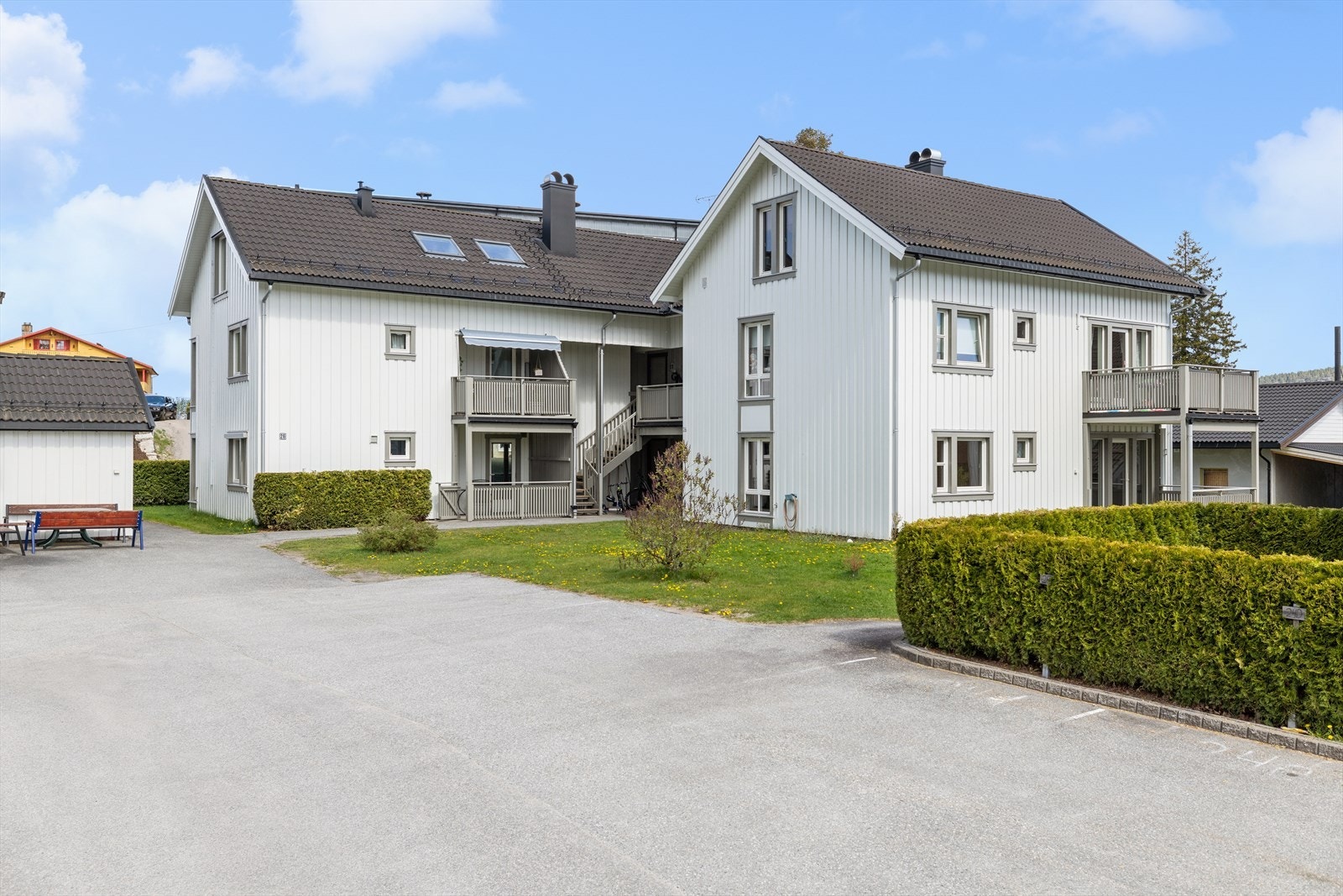 Fasaden til leilighetsbygget fremstår stilig og godt vedlikeholdt Galleribilde