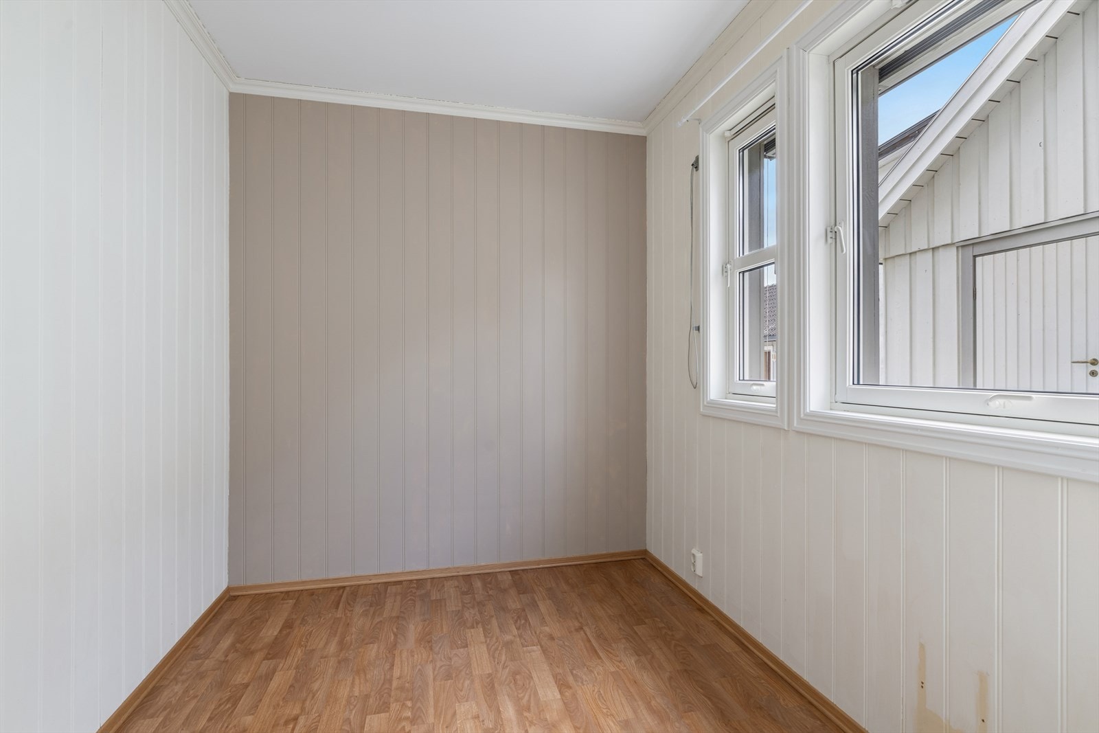 Soverom 2 har et lyst preg og følger boligens øvrige materialvalg, noe som gir en helhetlig stil. Galleribilde