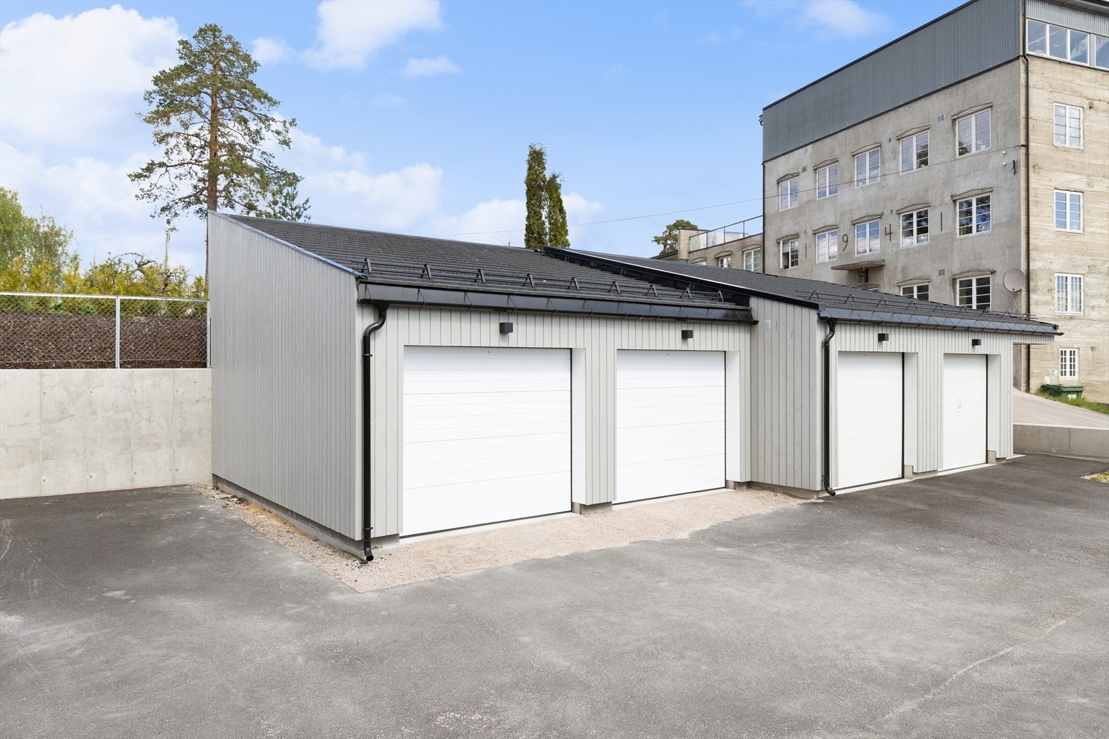 Flotte nye garasjer som gir området en mer moderne utseende Galleribilde
