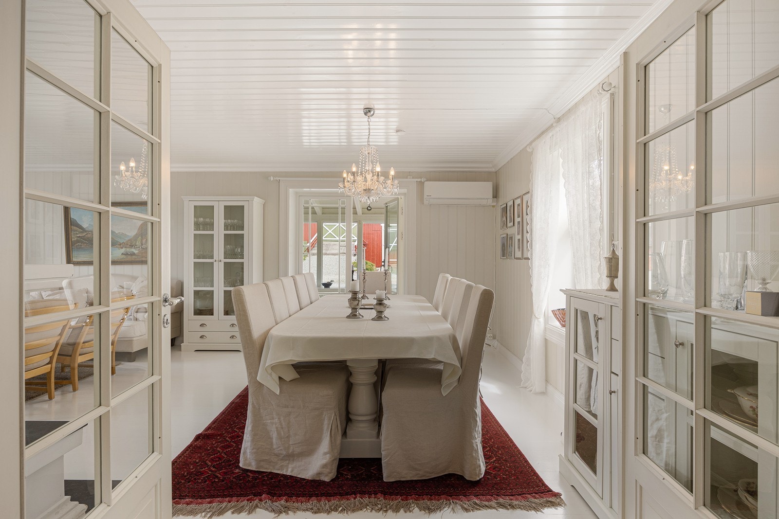 Stuene skilles av en dobbel glassdør. Galleribilde