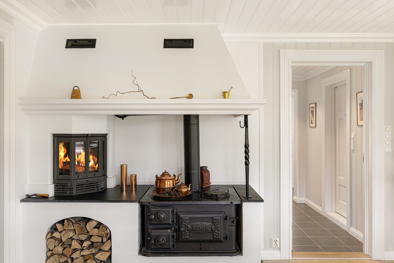 En klassisk gruepeis med original vedkomfyr sørger for ekstra varme og hygge. Galleribilde