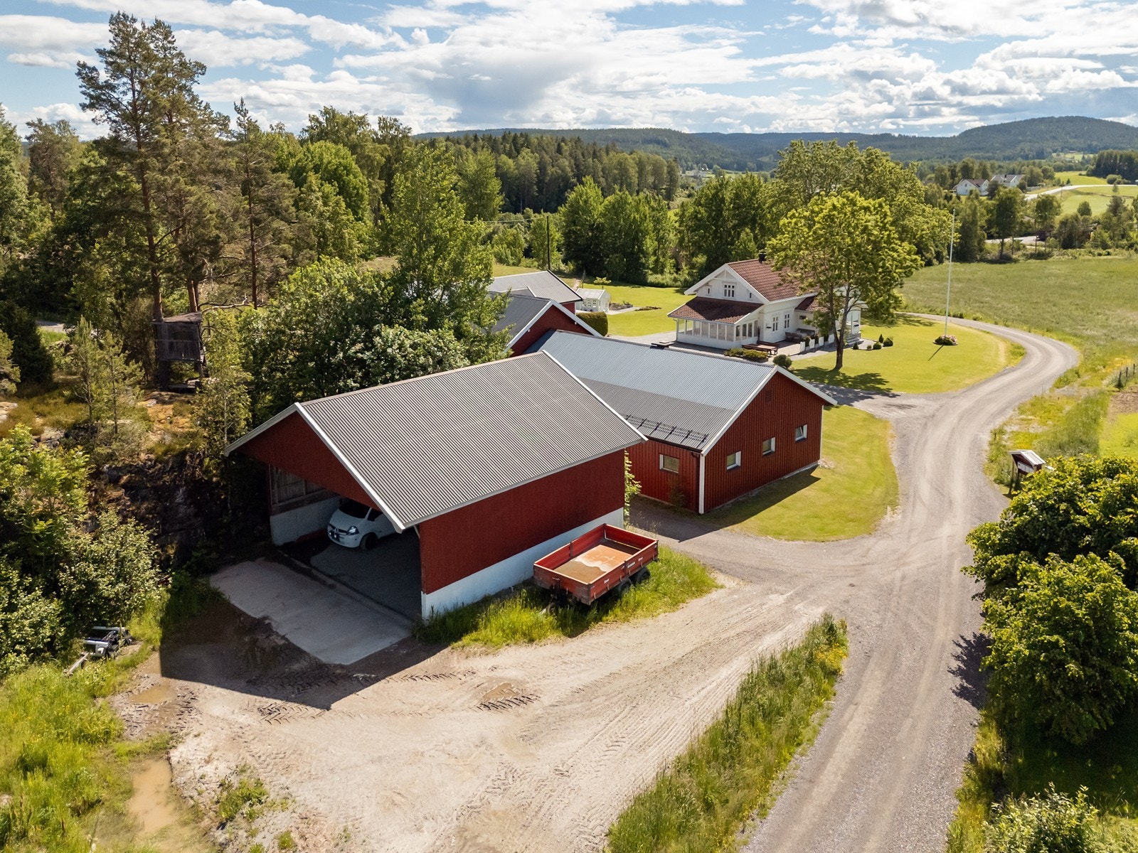 Nord for tunet har gården et praktisk vognskjul. Galleribilde