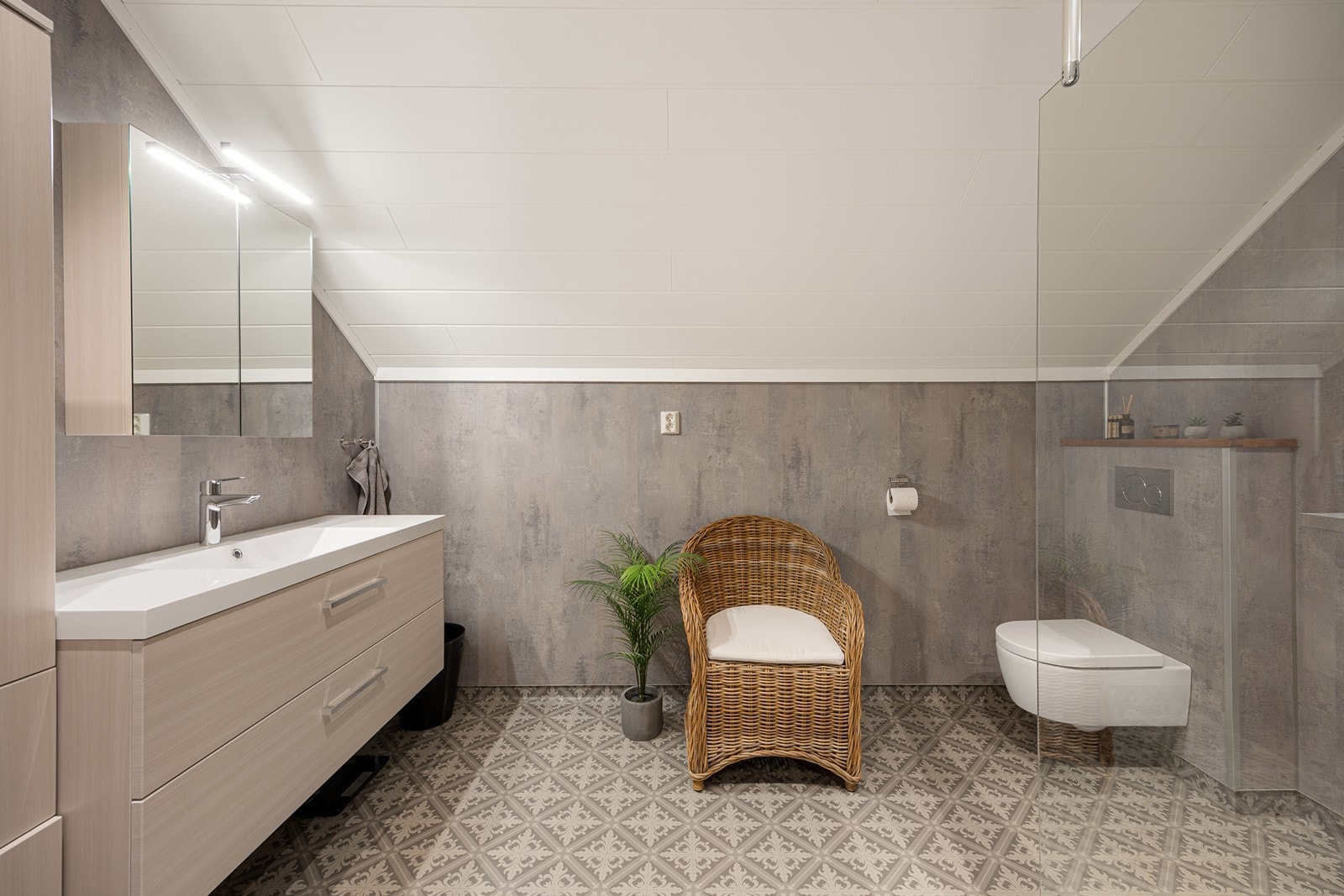 Varme er lagt i gulvet, og badet har downlights og vegghengt toalett. Galleribilde