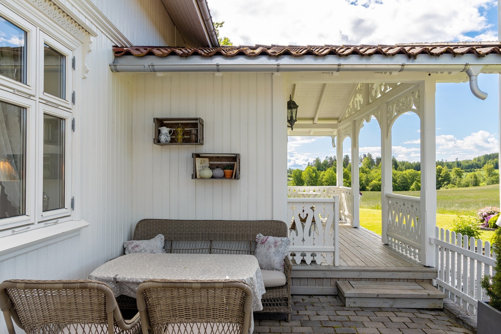 Ved hovedinngangen er det en steinlagt markterrasse som vender mot tunet. Galleribilde