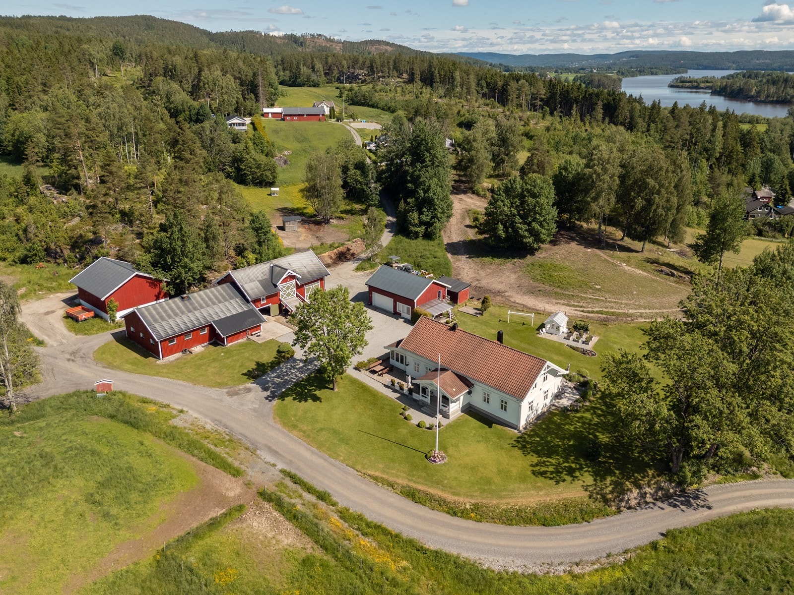 Eiendommen har en frittstående dobbelgarasje med elektrisk portåpner og et avdelt verksted fra 2017. Galleribilde