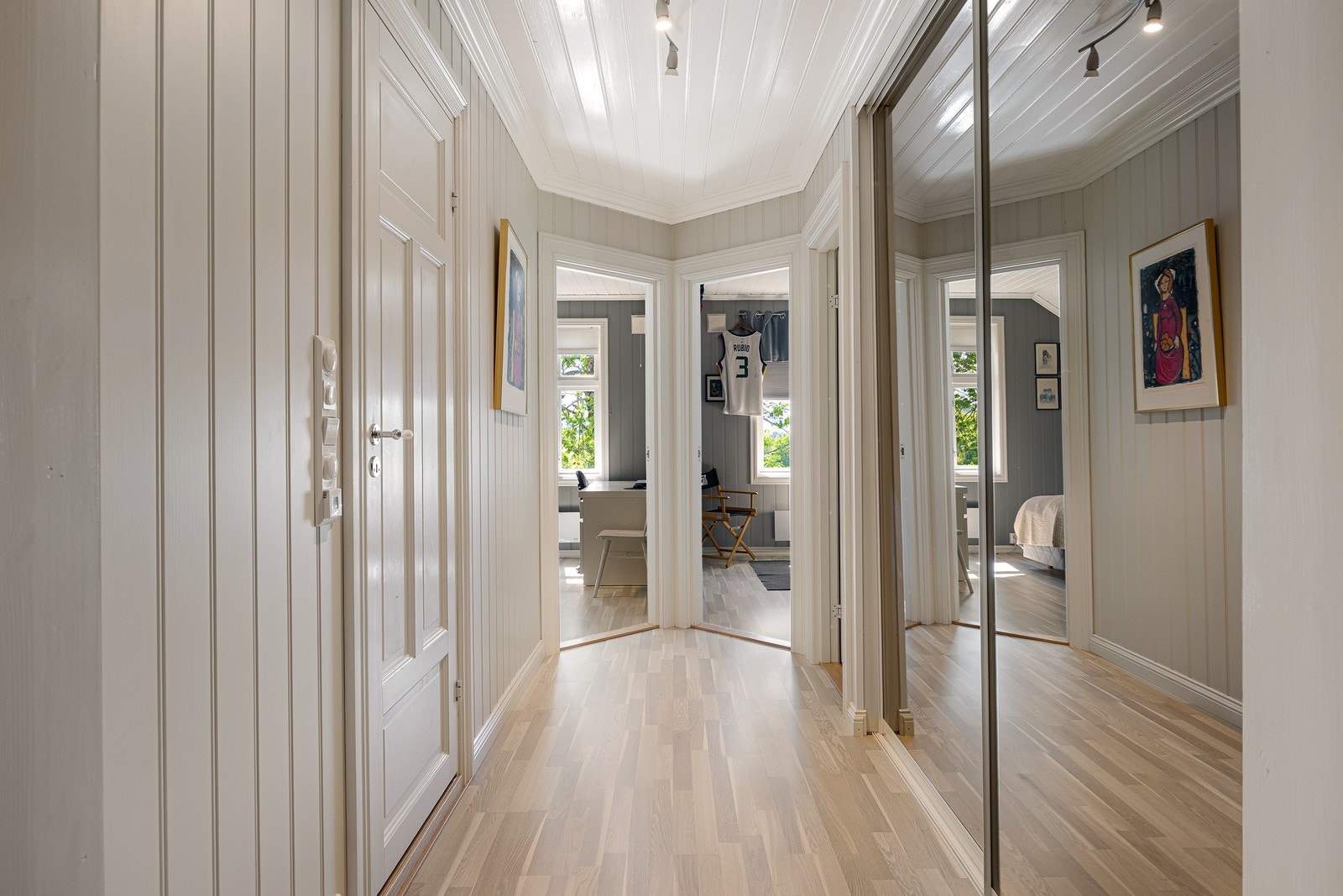 Gangen i 2. etasje er innredet med en plassbygget skyvedørsgarderobe. Galleribilde