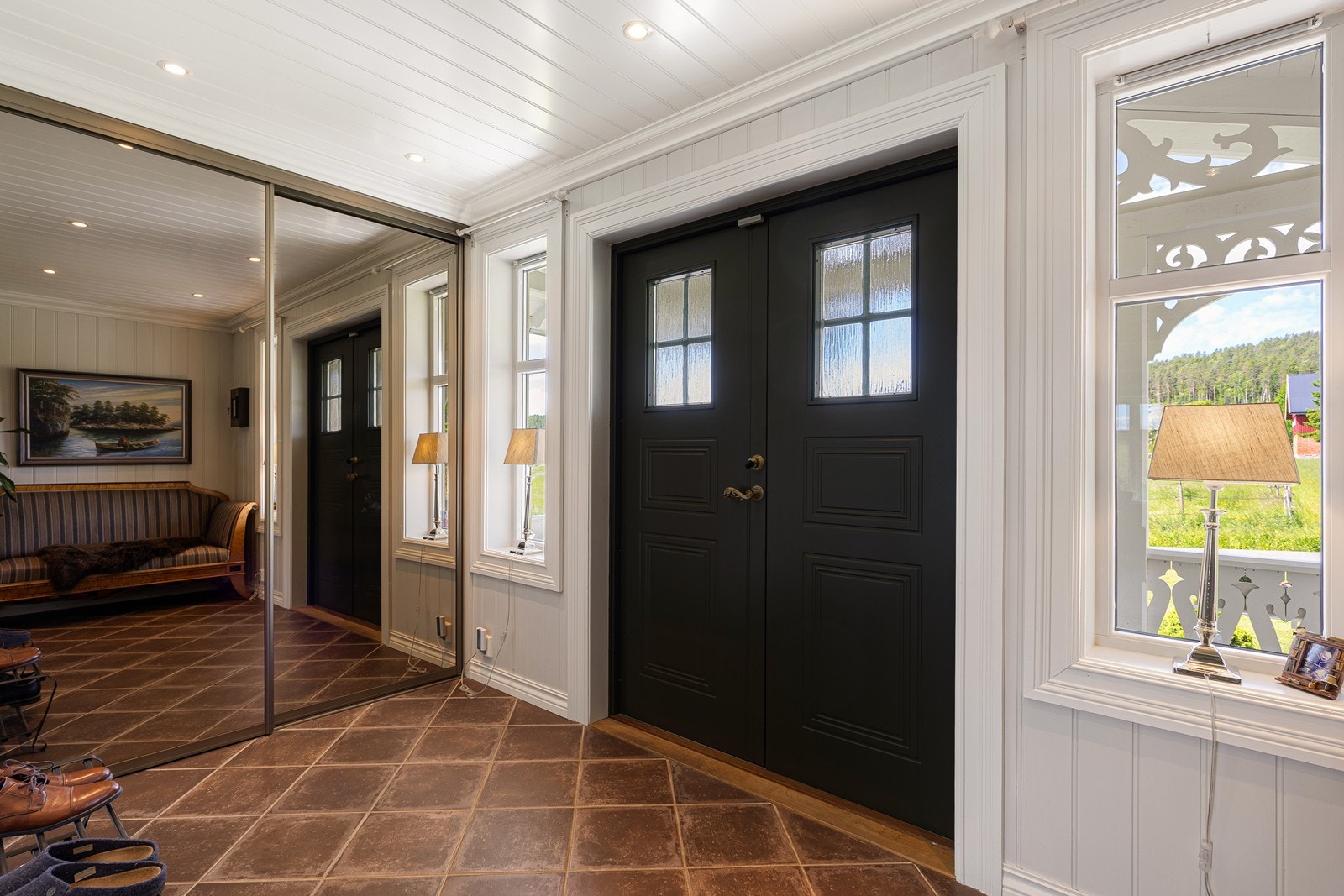 Boligen har en innbydende hall med downlights, gulvfliser og laftet tømmer på en av veggene. Jakkene ryddes enkelt bort i en plassbygget skyvedørsgarderobe med speilfronter. Galleribilde