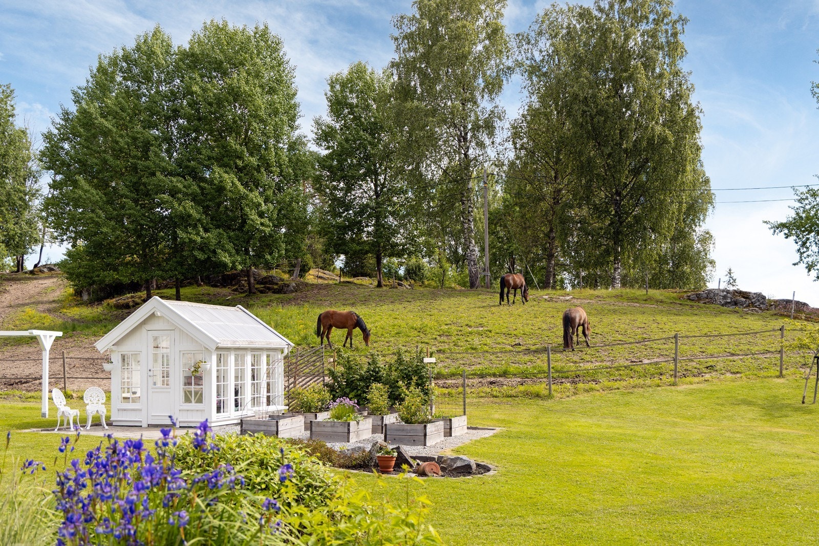 Eiendommen er på ca 341 dekar, der fulldyrket jord utgjør ca. 60 daa og skog rundt 260 daa. Eiendommen er tilpasset hestehold. Galleribilde