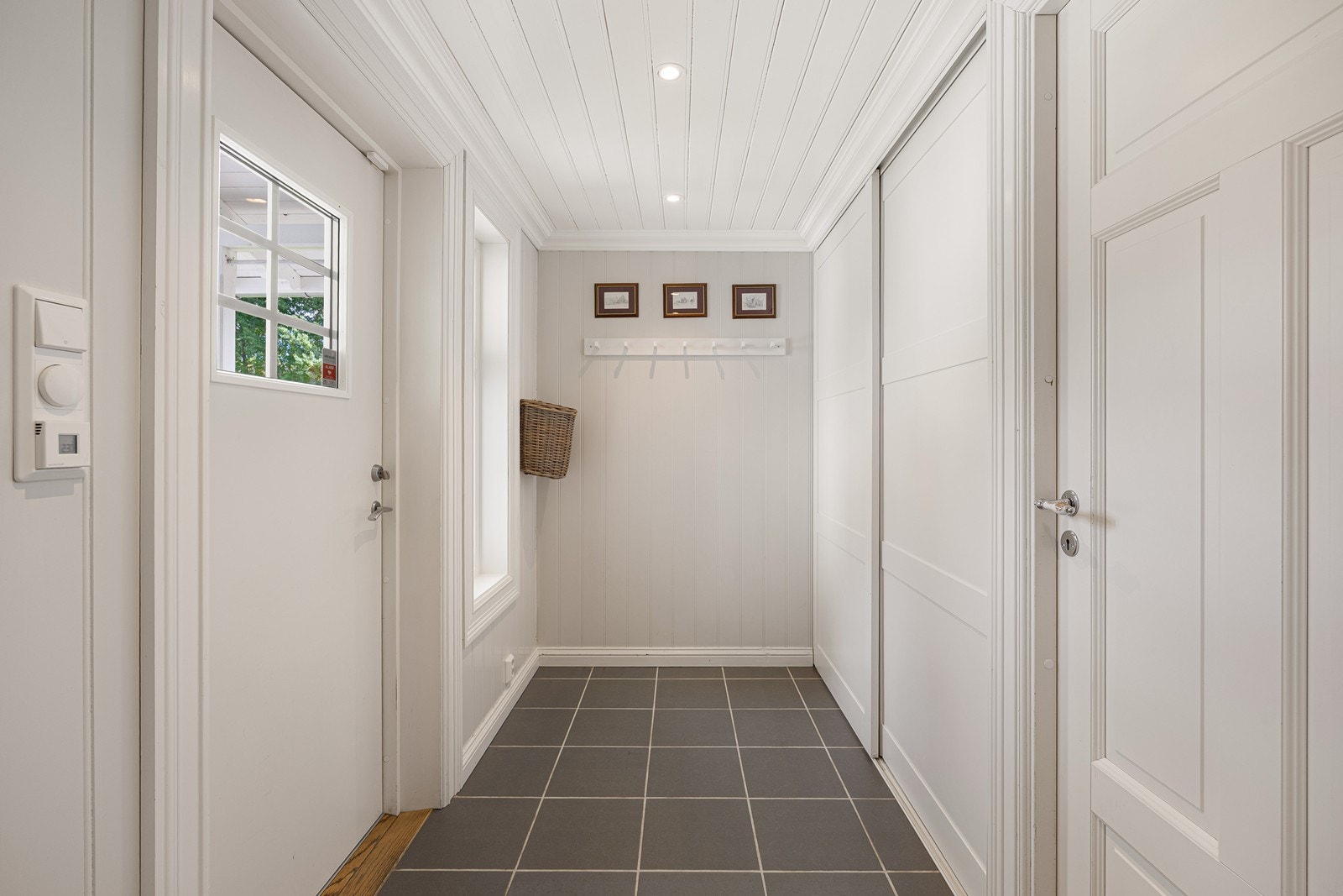 Her er det downlights, flislagt gulv og en stor, innebygd skyvedørsgarderobe. Galleribilde