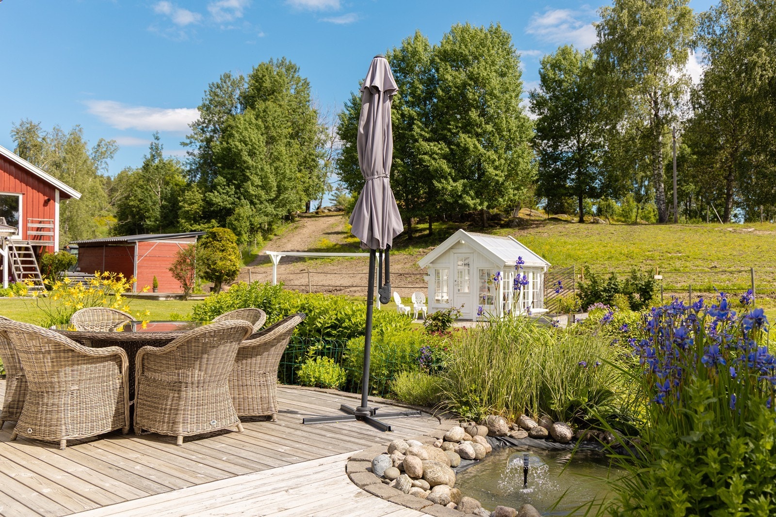 Ved denne uteplassen er det anlagt en idyllisk dam med en liten vannfontene. Galleribilde