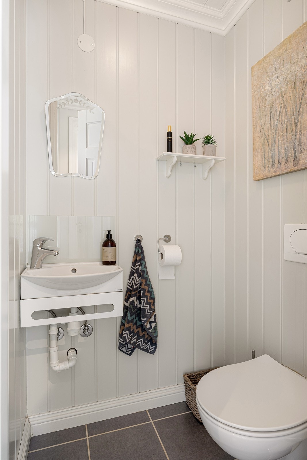 Wc-rommet i 1. etasje er innredet med samme type overflater som badet. Galleribilde