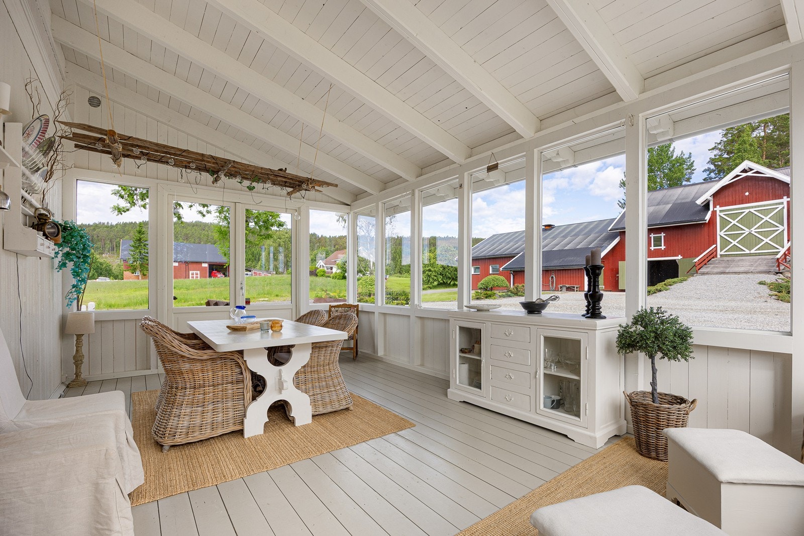 Sommerstuen er innglasset, og vinduene ivaretar en nydelig utsikt over hagen, beitene og alt det grønne rundt. Galleribilde