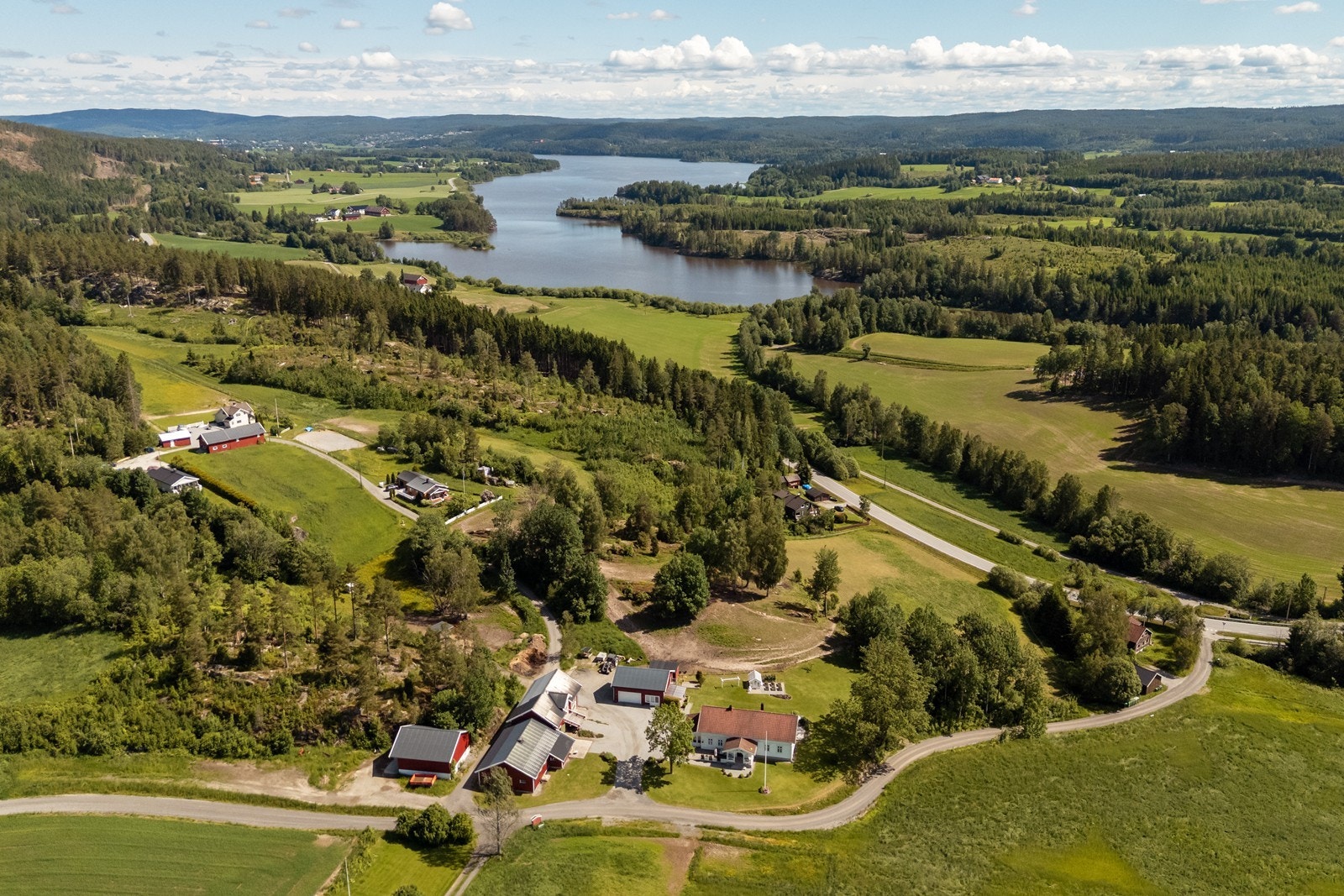 Fra boligen er det kort vei ned til Botnersjøen som har godt fiske, og Bjørkelangensjøen ligger også nært. Det er kort vei til både Løken og Bjørkelangen med skoler, barnehager, dagligvare og fritidsaktiviteter. Galleribilde