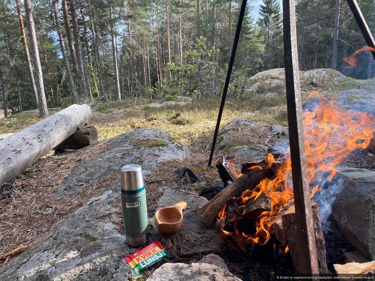 Ingenting smaker så godt som kaffe på termos, sjokolade - og kanskje en pølse grillet på bålet! Galleribilde