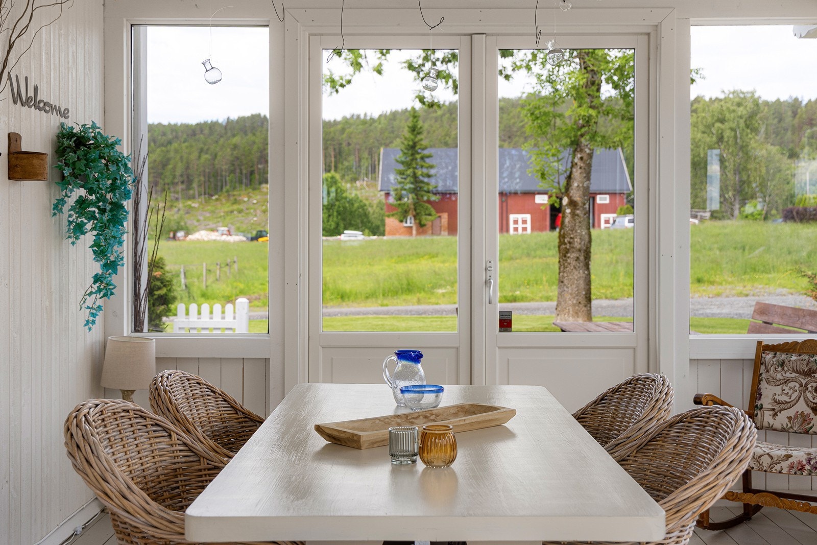 Sommerstuen har utgang til en steinlagt markterrasse som strekker seg til hovedinngangen. Galleribilde