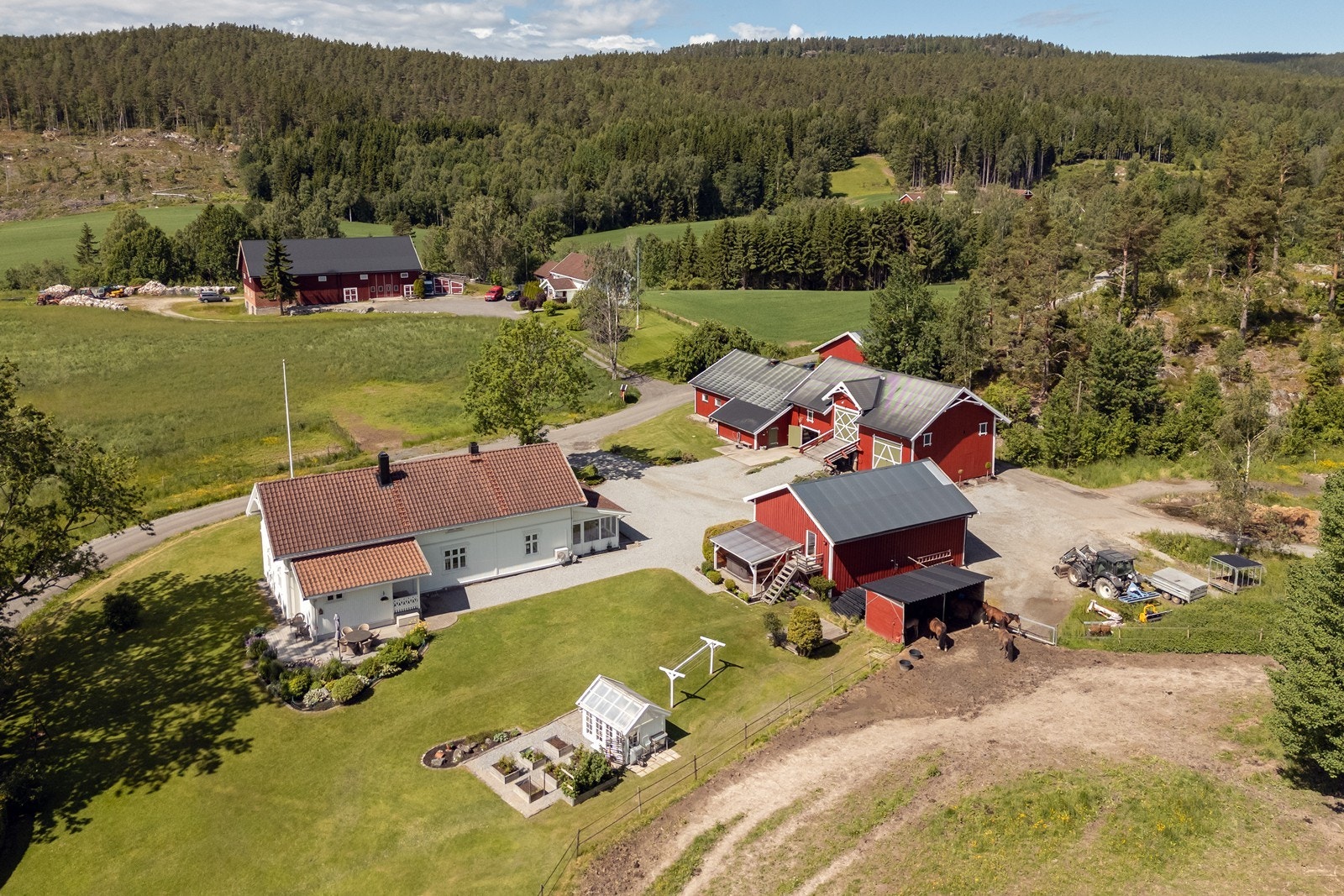 Botnersæterveien 17 er en vakker, idyllisk og helt nydelig gårdseiendom med landlig utsikt, tilbaketrukket beliggenhet og svært gode solforhold. Eiendommen ligger åpent og fritt til, omkranset av flott natur i fredfulle omgivelser. Galleribilde