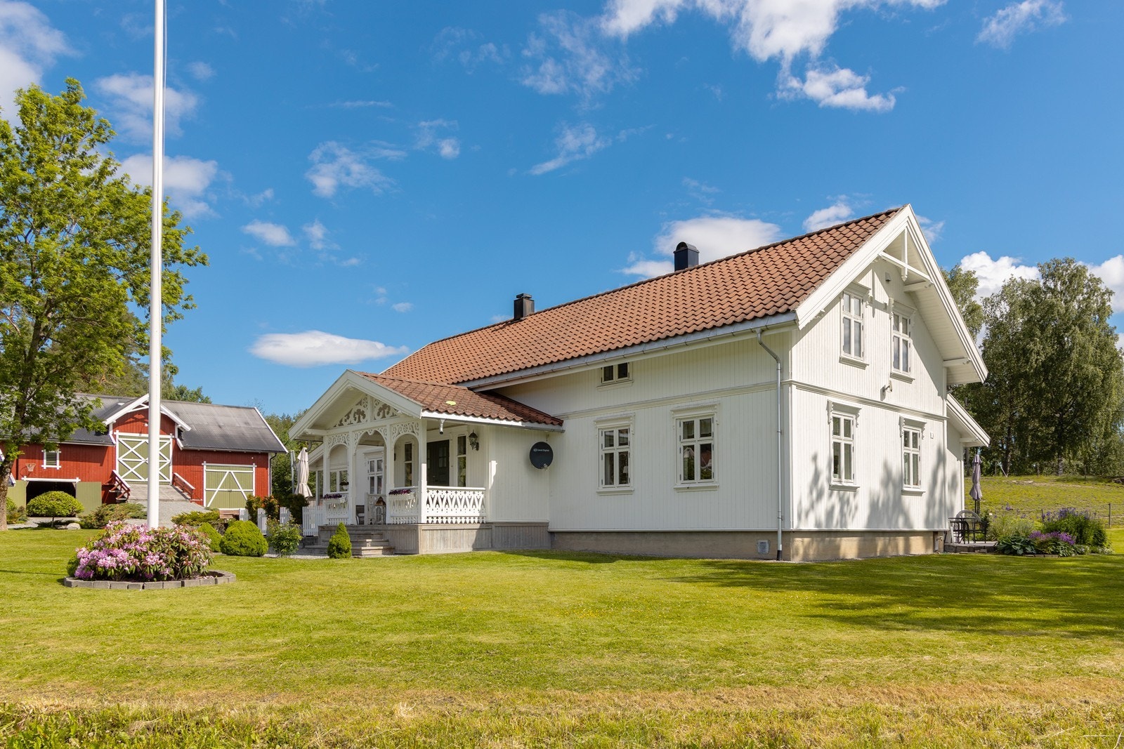 Eneboligen har detaljer som er kopiert fra den originale sveitserboligen, men i moderne utførelse med gjennomgående stil og høy kvalitet. Galleribilde