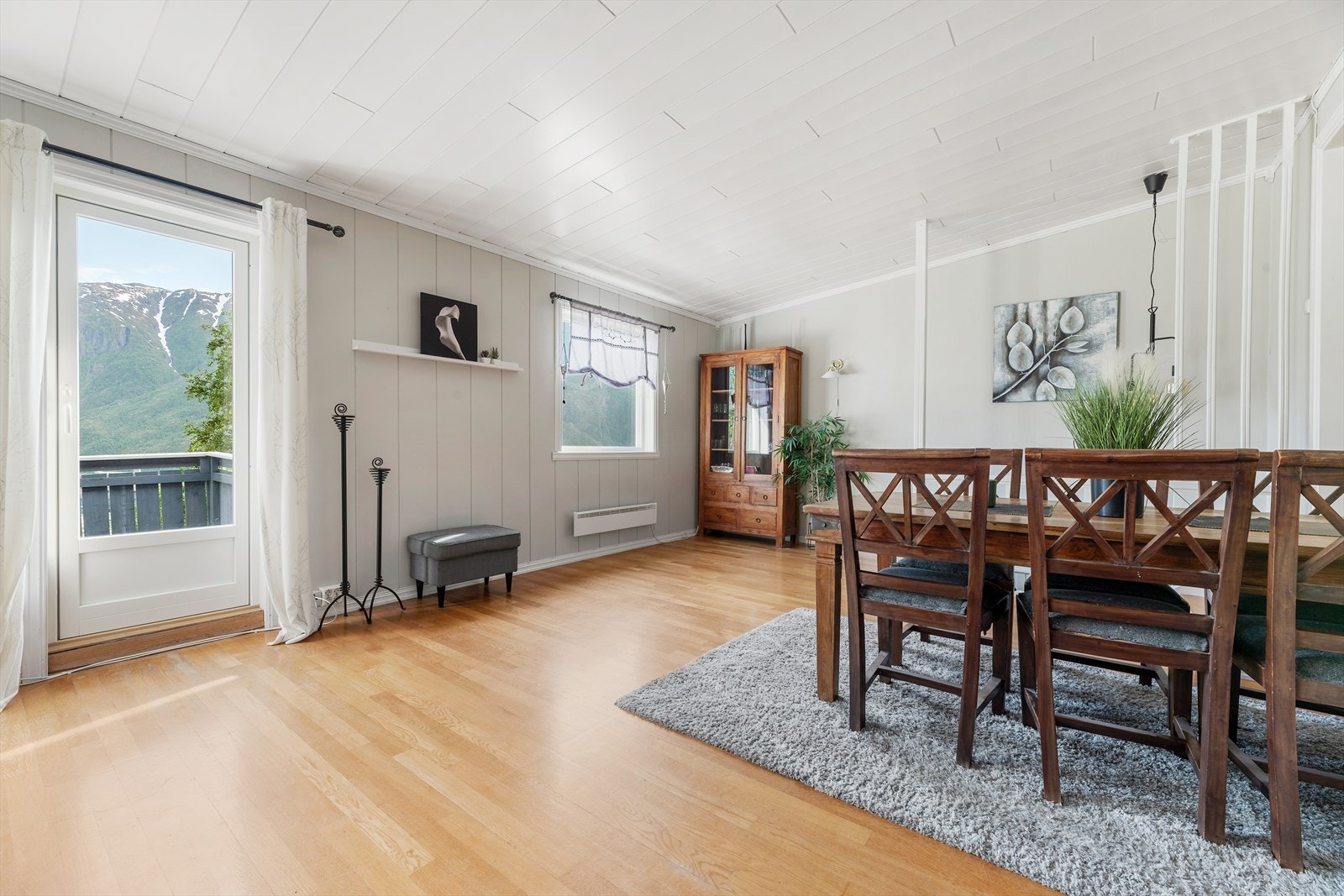 Utgang til terrasse fra spisestuen gir enkel tilgang til uteområdet. Galleribilde
