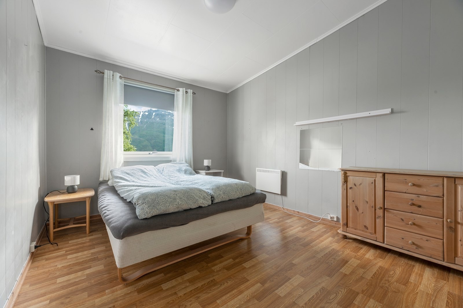 Soverommet har plass til dobbeltseng og oppbevaringsmøbler, med innvendige vegger av trepanel. Galleribilde