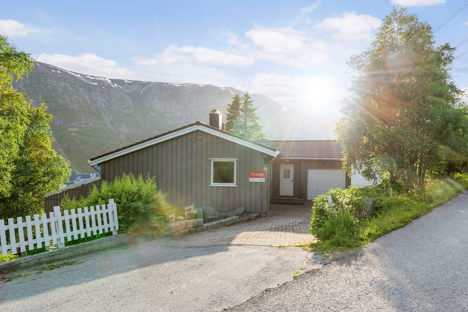 Boligen har adkomst via offentlig vei og inkluderer en garasje med direkte tilgang. Galleribilde