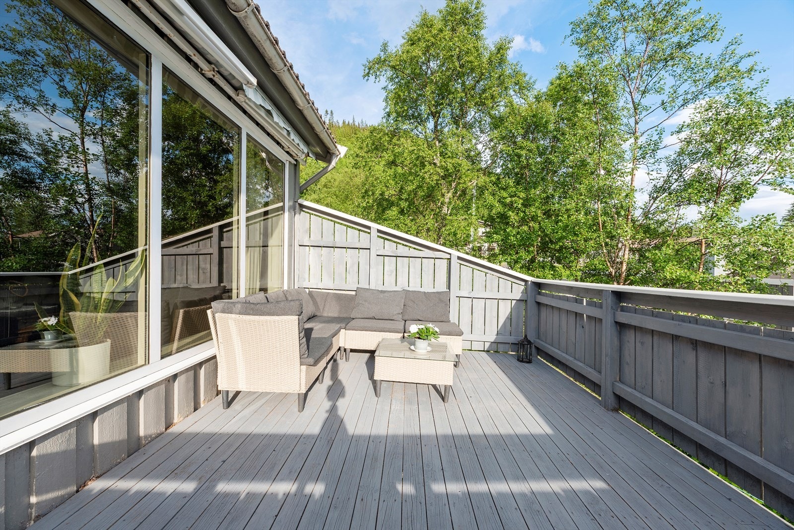 Balkongen har utgang fra stuen og måler ca. 13 m², med rekkverk og overflatebehandlet dekke. Galleribilde