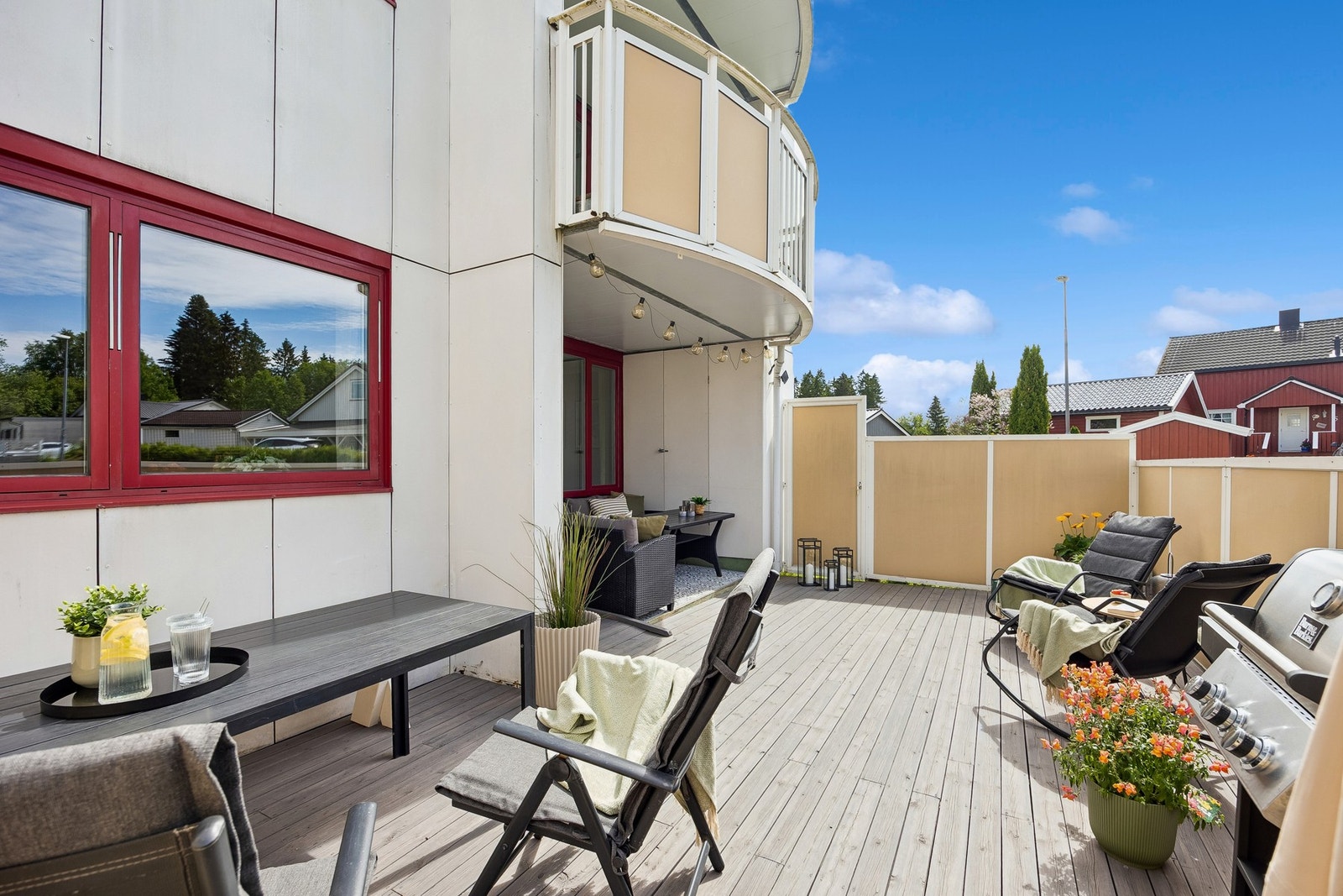 Her har man god plass til ønsket utemøblement - og rikelig med sol. Galleribilde