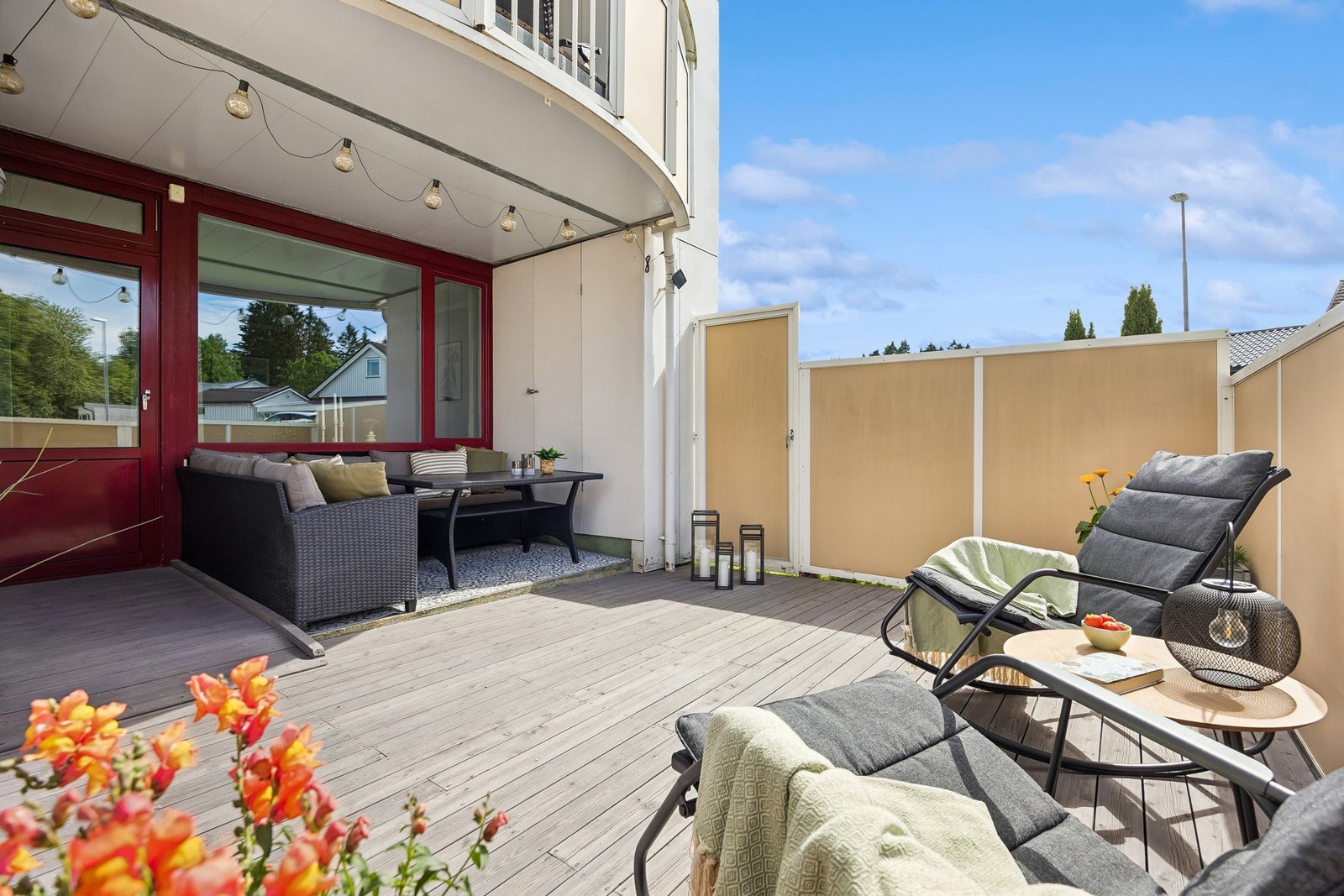 Terrassen er på ca 32 m² med praktisk innebygd bod på 1 m². Galleribilde