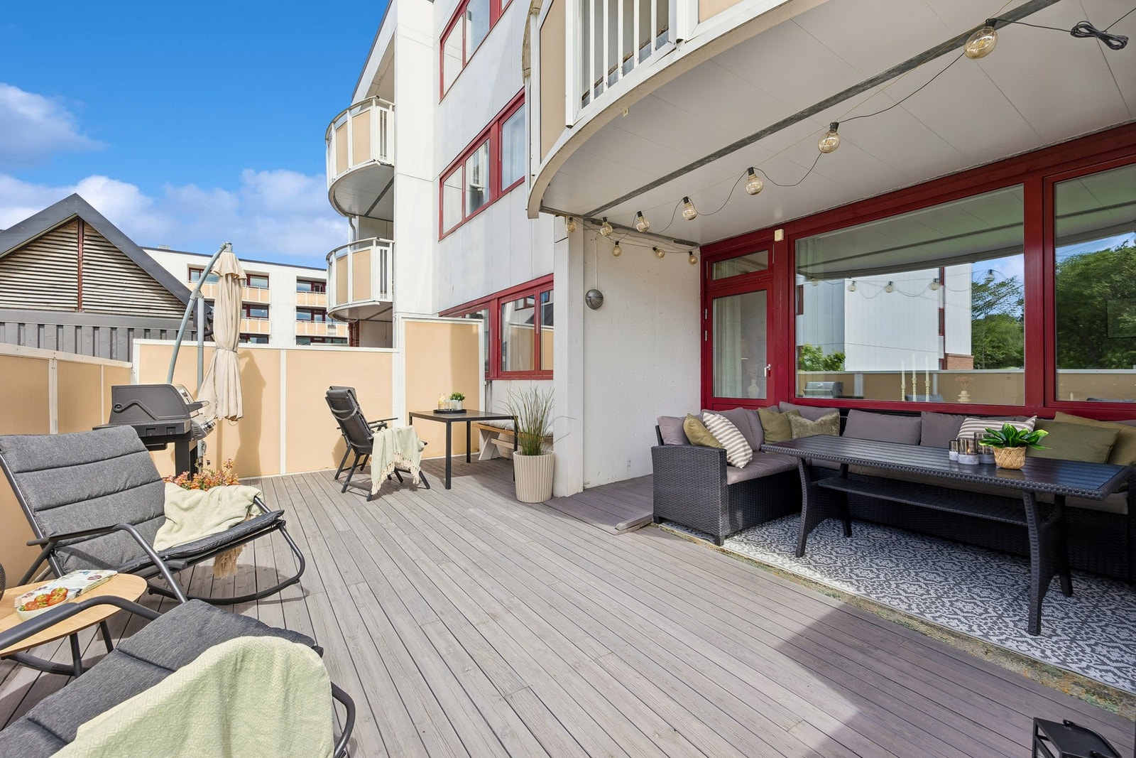 Felleskostnadene på leiligheten er på Kr 3 906,- . I dette inngår det Renter, avdrag, driftsdel, avdrag, renter og elektroniske fellesavtaler Galleribilde