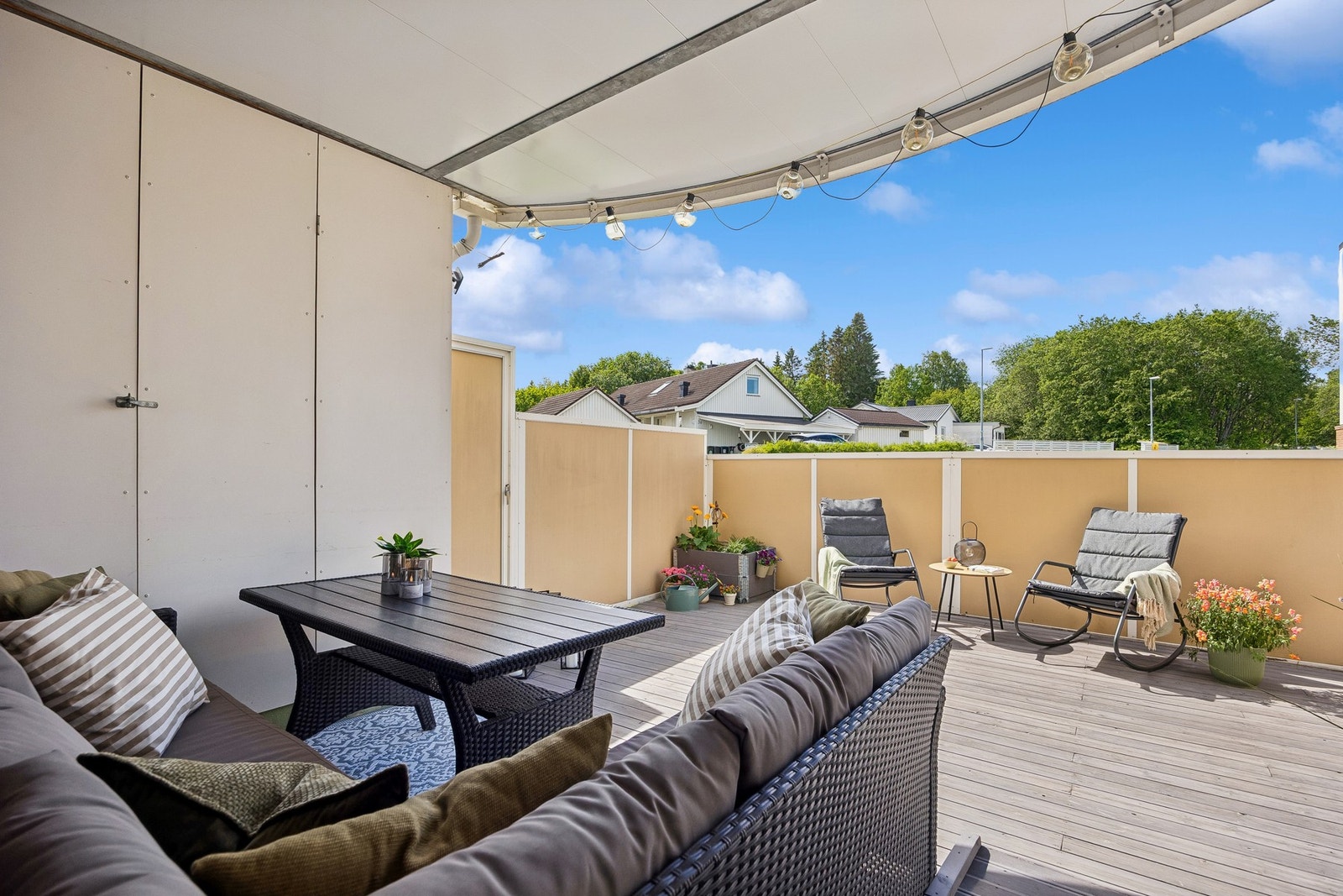 Delvis overbygd terrasse med mulighet for direkte tilkomst til fellesarealer. Galleribilde