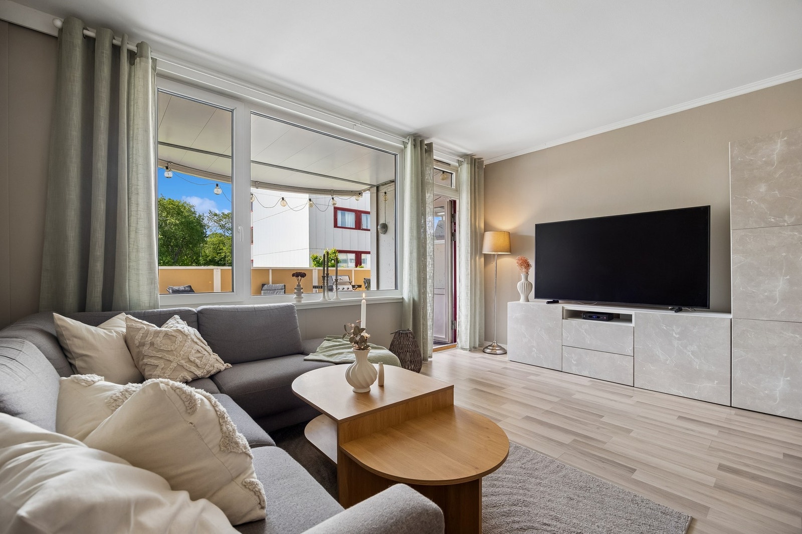Leiligheten byr på en lys stue på 20 m² med flere møbleringsalternativer. Galleribilde