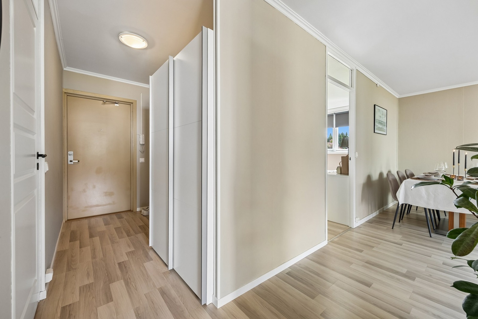 Fra gang/entré har du badet på 4 m² på høyre side Galleribilde