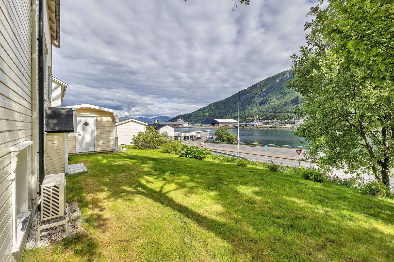 Fra eiendommen er det utsikt mot fjorden og nærområdet. Galleribilde