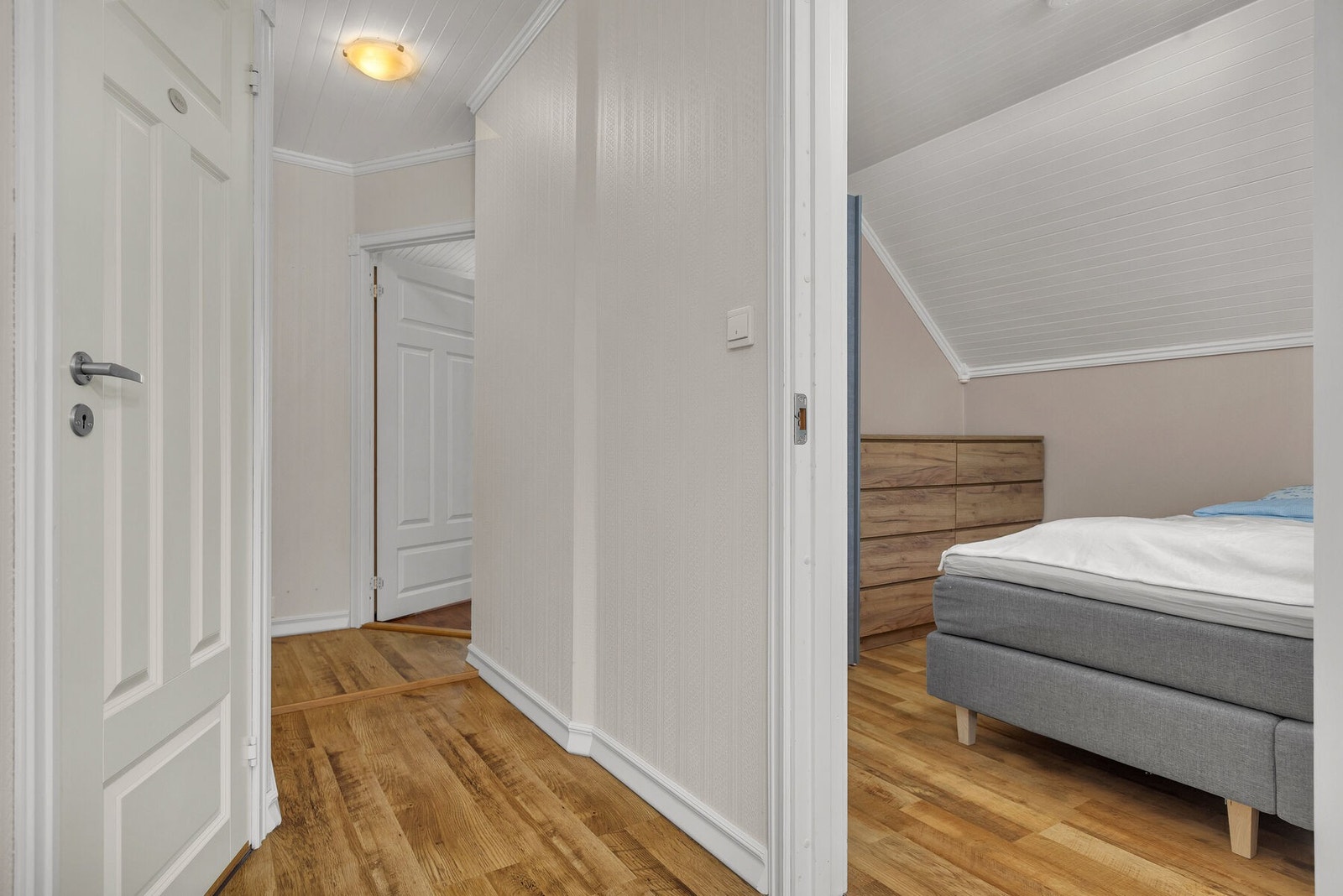 Loftsetasjen har gjennomgående laminatgulv og malte fyllingsdører. Galleribilde