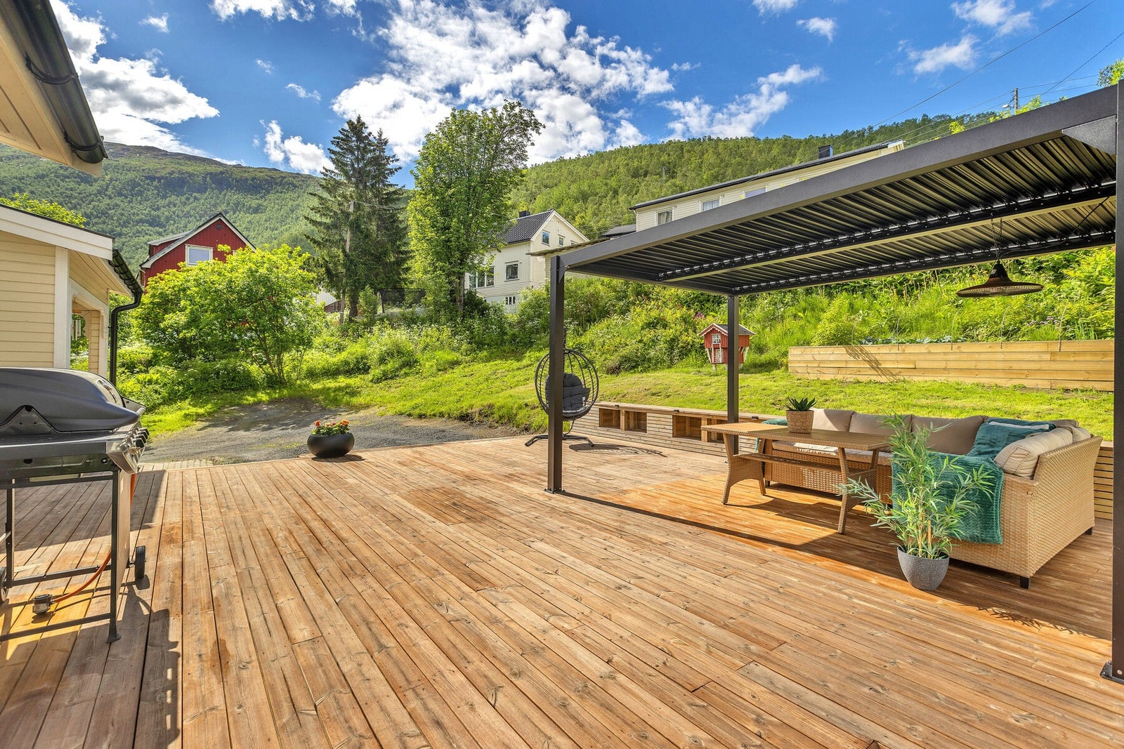 Uteplassen er godt skjermet og har utsikt mot fjellene. Galleribilde