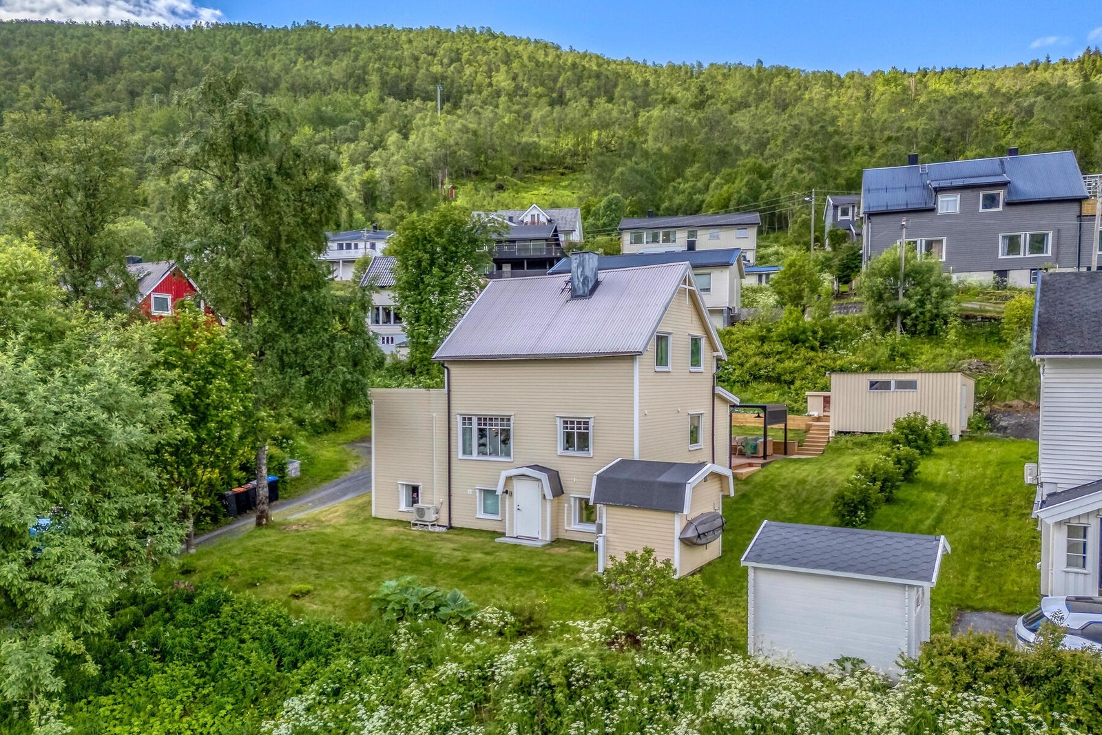 Boligen har en liggende dobbelfalskledning i malt utførelse. Galleribilde