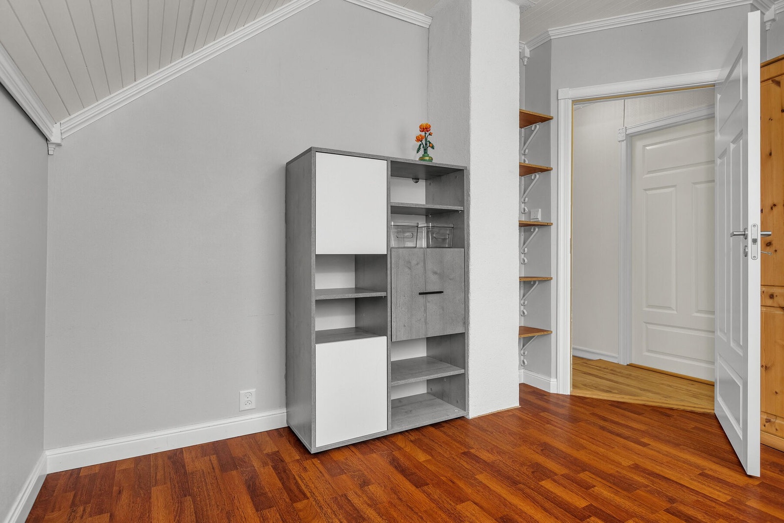 Praktiske hyller for ekstra oppbevaring. Galleribilde