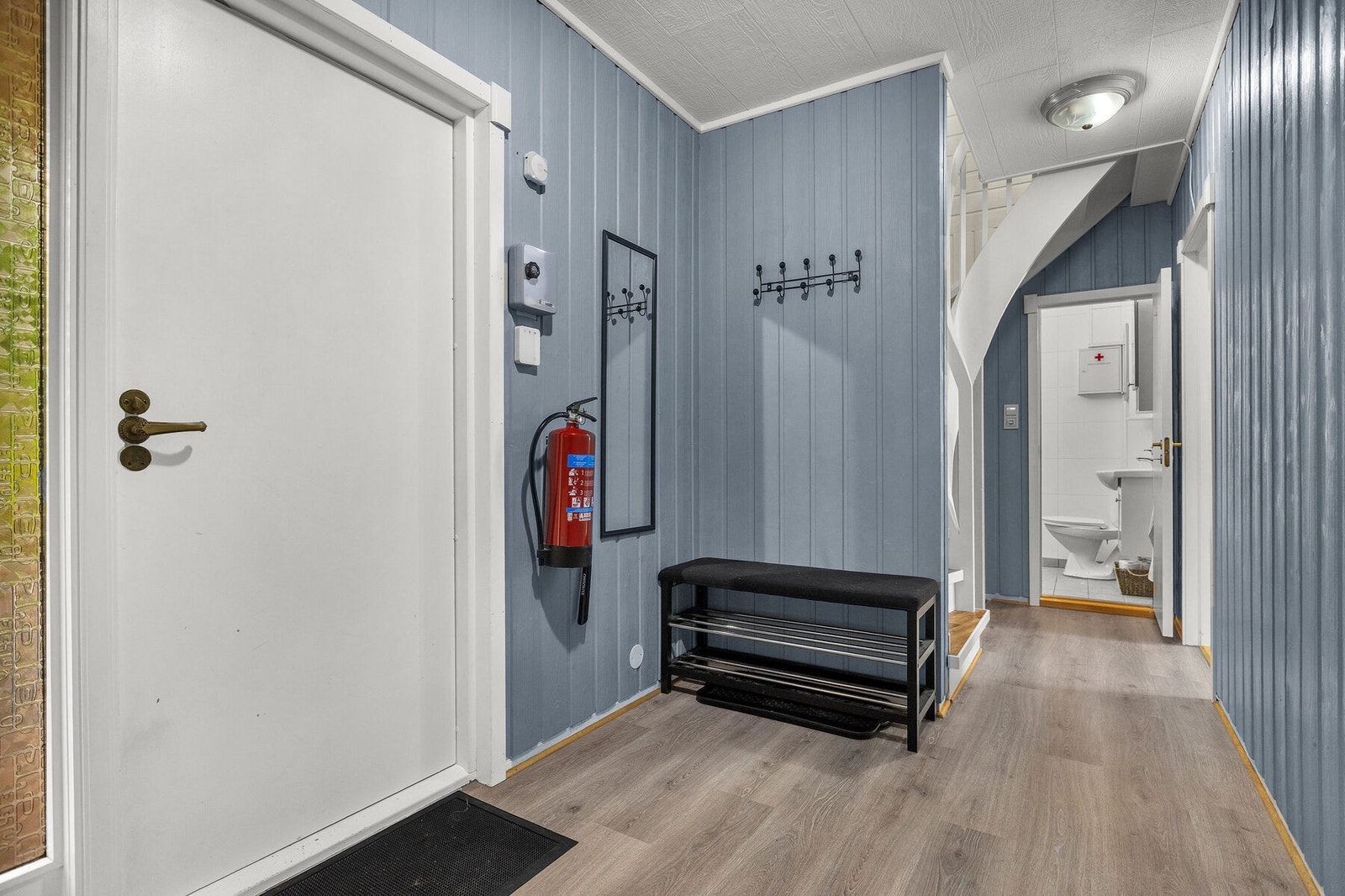 God plass til yttertøy og sko i gangen. Galleribilde