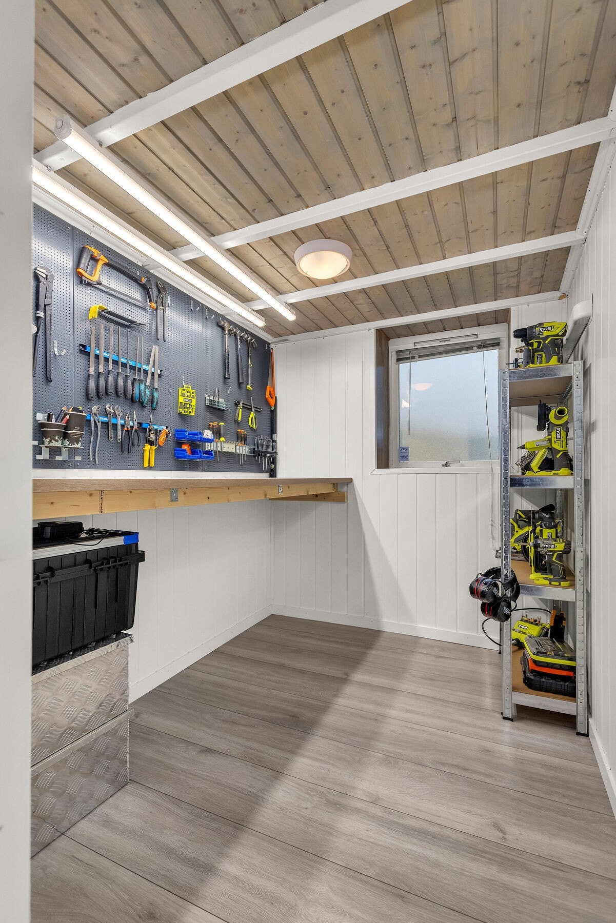 Arbeidsbenk og hyller gir et funksjonelt verksted. Galleribilde