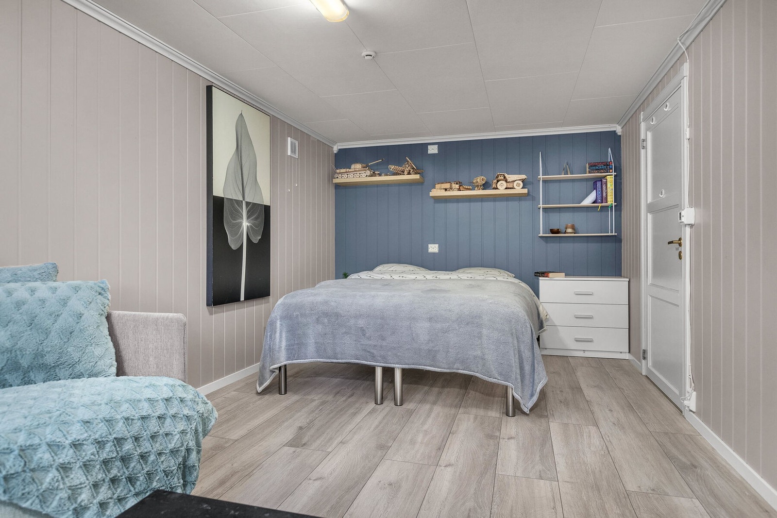 God plass til både seng og en liten sittegruppe. Galleribilde