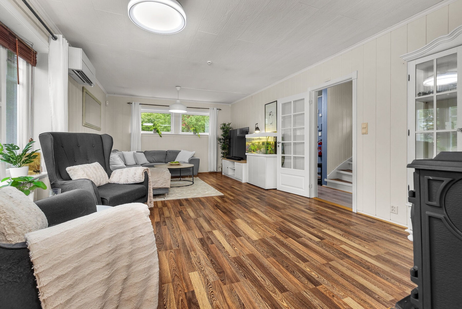 Stuen har plass til både sofagruppe og en egen lesekrok ved vinduet. Galleribilde